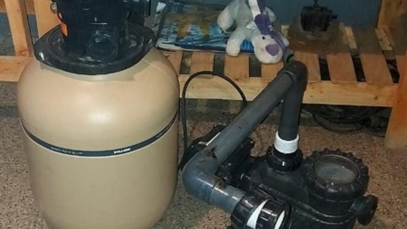 Recuperan artefactos de una pileta de natación