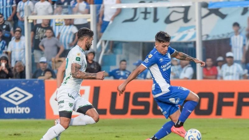 Atlético Tucumán no se baja de la pelea