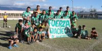 LOS JUGADORES de San Martín habían ingresado a la cancha, el domingo último, con una bandera. pidiendo por la salud de Graciela.