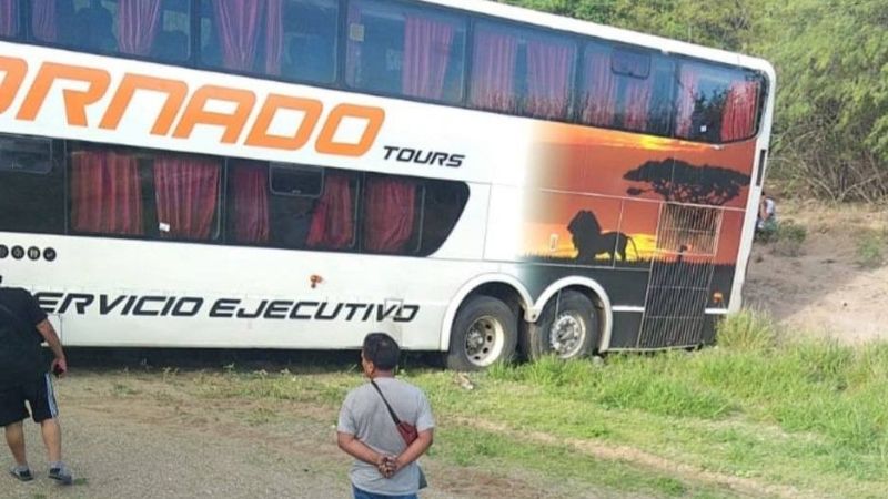 Derrapó un colectivo en la banquina