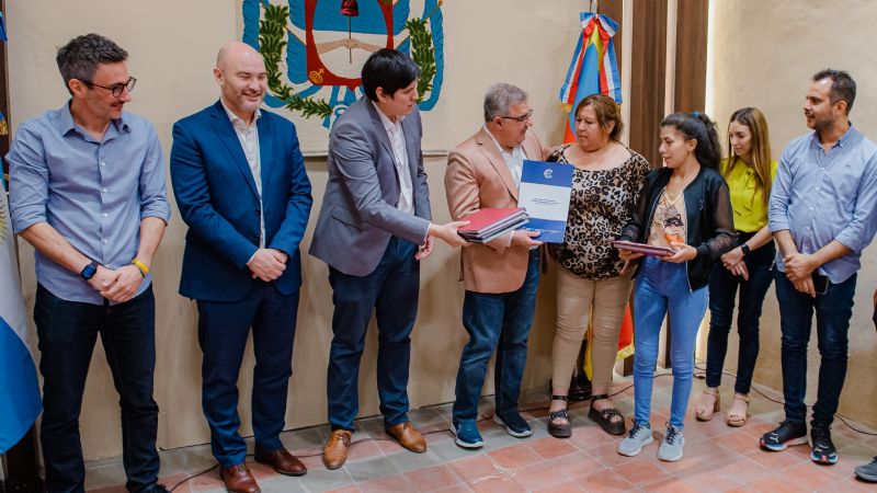 Entregan nuevas personerías jurídicas a cooperativas e instituciones de la Provincia