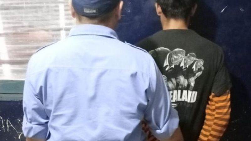 A punta de machete le robó la moto a un joven