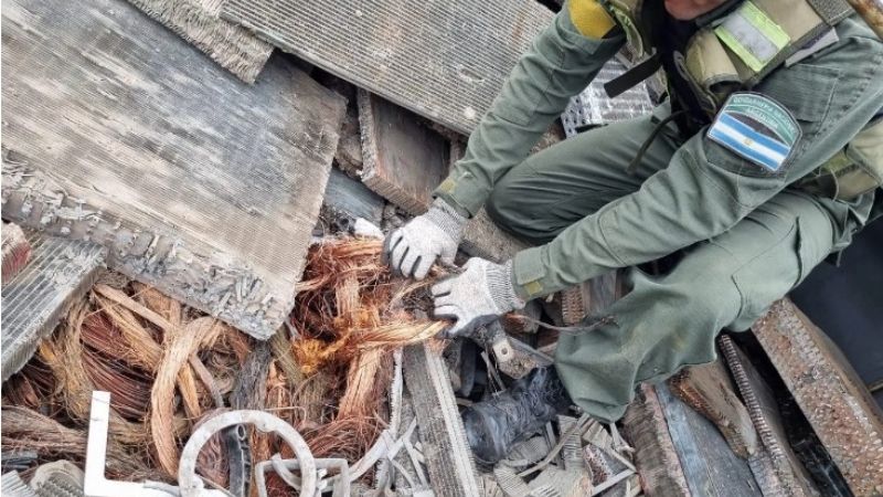 Detienen camión con 20 toneladas de metales ocultos