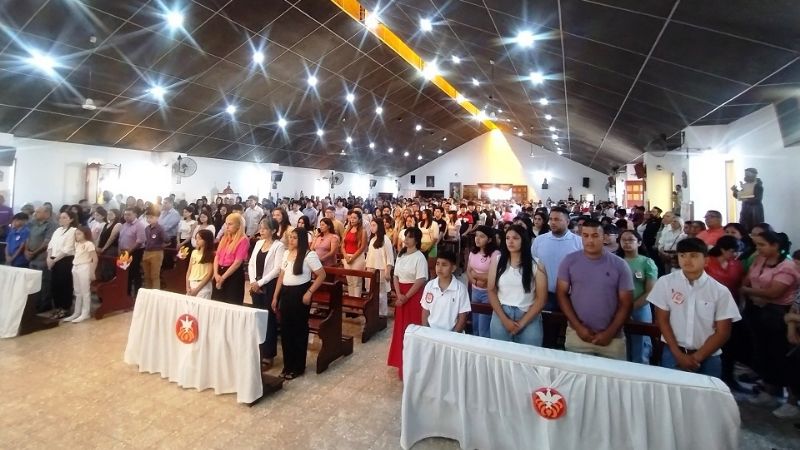Más de 100 adolescentes y adultos fueron confirmados en la fe