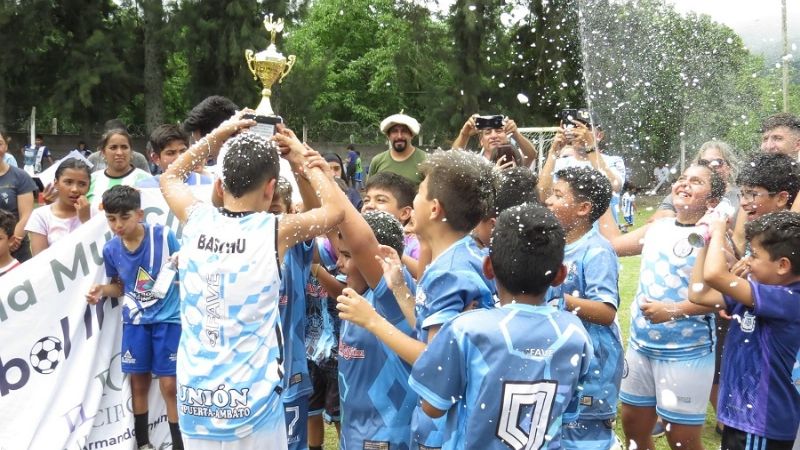 Ambato consagró a los campeones de las Formativas