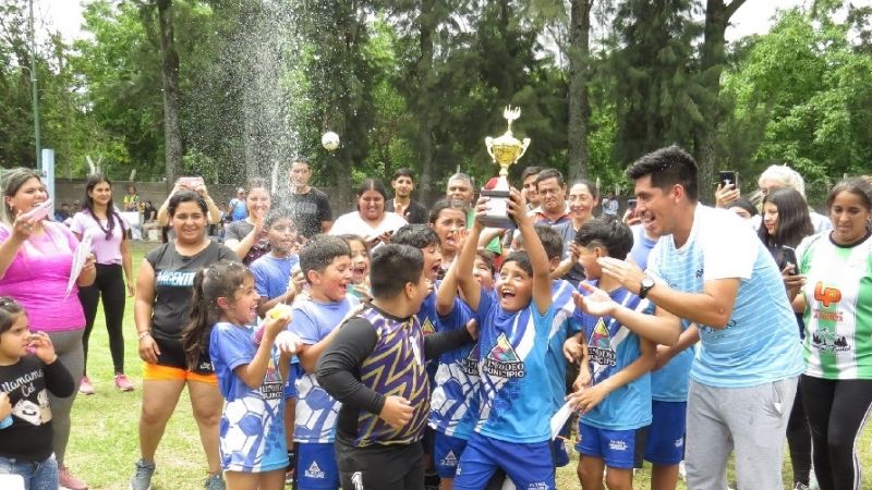 Ambato consagró a los campeones de las Formativas