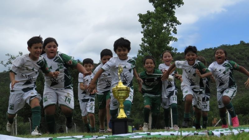 Ambato consagró a los campeones de las Formativas