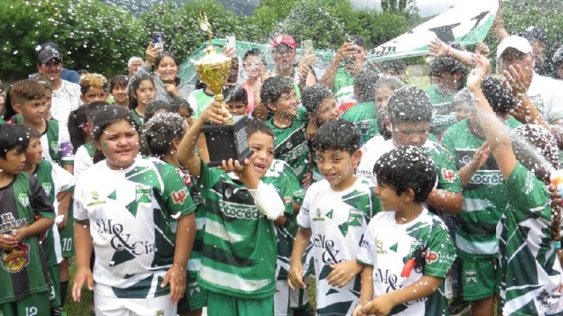Ambato consagró a los campeones de las Formativas