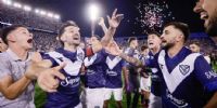 BOUZAT Y JALIL ELÍAS dos campeones con Vélez, festejando, tras vencer a Huracán.