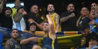 Darío Benedetto, en medio de La 12 de Boca, frente a Independiente.