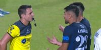 EL RECLAMO de los jugadores de Independiente Rivadavia a Juan Pafundi, tras su polémica decisión de anular el gol de Cardillo ante Riestra.