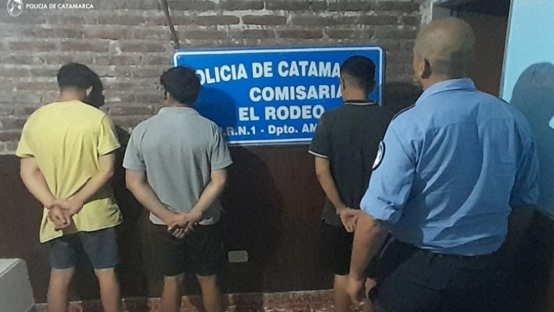 Cargaban el botín al auto, y llegó la policía