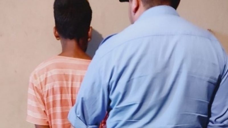 Denunció que su hijo y un amigo le robaron plata