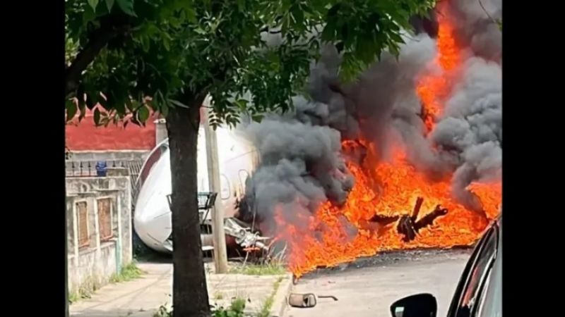 Avión privado se despistó y estrelló contra un barrio en San Fernando