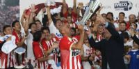 SEBASTIÁN VERÓN, ahora presidente de Estudiantes, levantando como capitán el trofeo del Apertura 2010. 