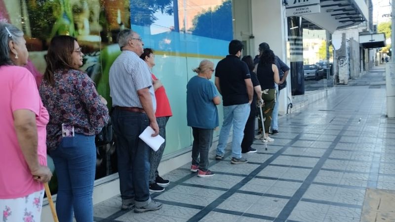 PAMI Catamarca, un abuelo se encadenó y otros claman por los servicios