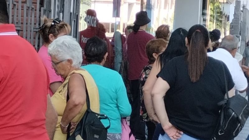 PAMI Catamarca, un abuelo se encadenó y otros claman por los servicios