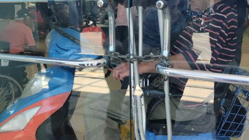 PAMI Catamarca, un abuelo se encadenó y otros claman por los servicios