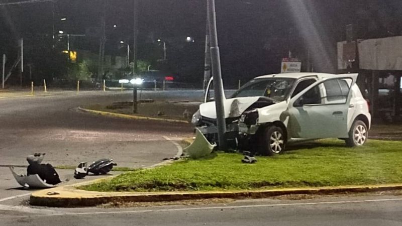 Se llevó por delante una columna del alumbrado