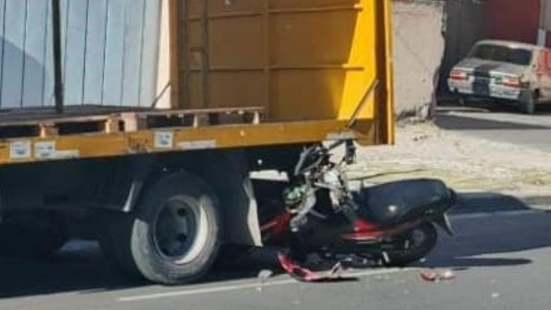 No lo vio: motociclista chocó contra un camión estacionado