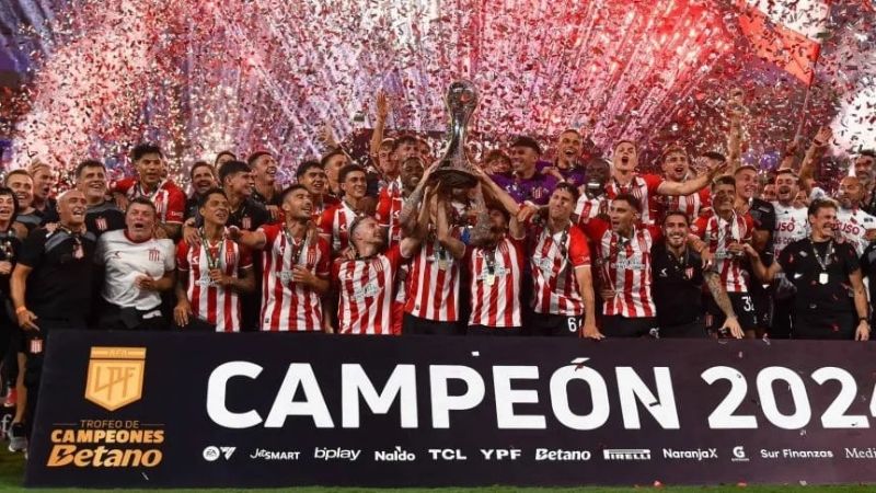 Estudiantes alzó el Trofeo de Campeones