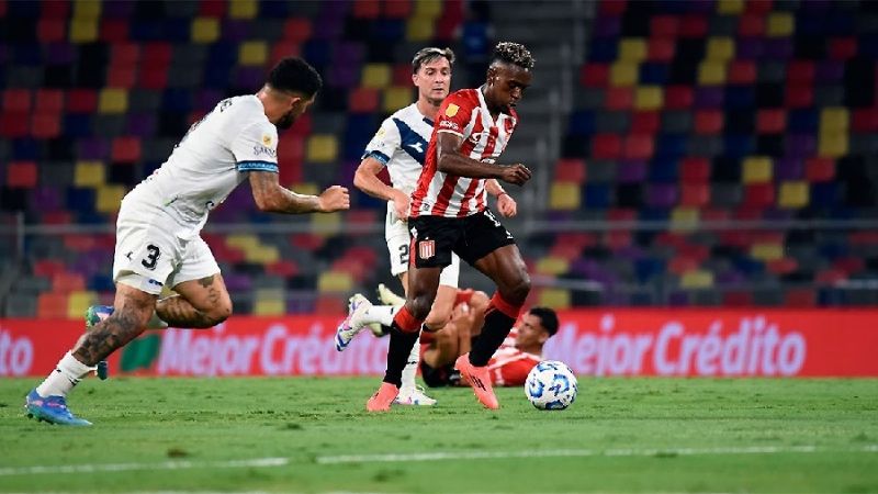 Estudiantes alzó el Trofeo de Campeones