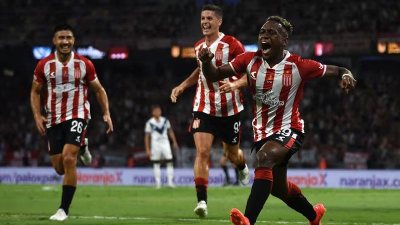 Estudiantes alzó el Trofeo de Campeones