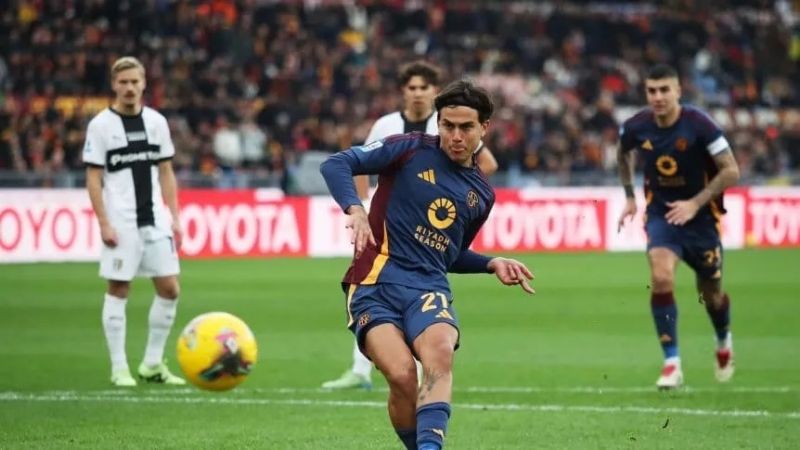 Roma ganó con doblete de Dybala y otro de Paredes