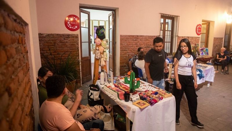 Fiesta de color y diseño en la feria de fin de año de Tienda C