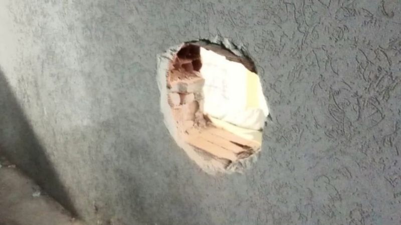 Se fugaron 17 presos en una comisaría de Liniers: hicieron un boquete en la pared