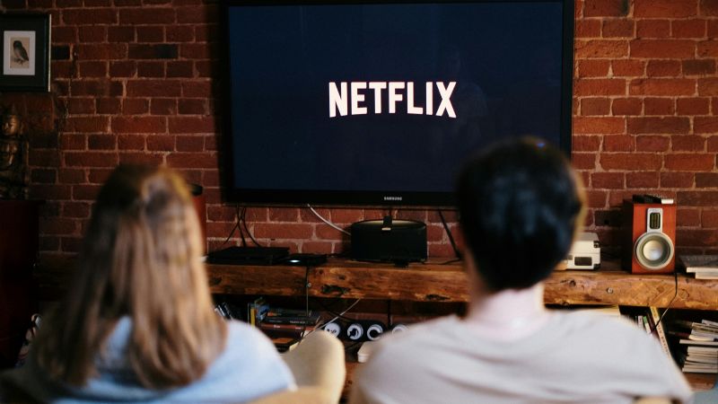 El fin del Impuesto PAIS: ¿Cuánto bajarán los precios de Netflix y Spotify?