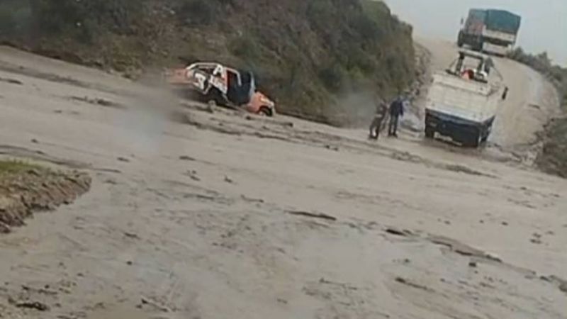 Peligro: intentó cruzar un río crecido y lo llevó la corriente