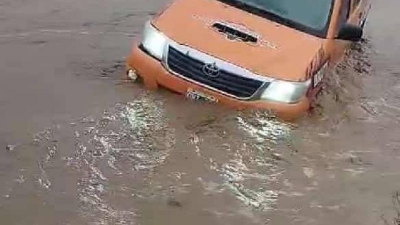 Peligro: intentó cruzar un río crecido y lo llevó la corriente