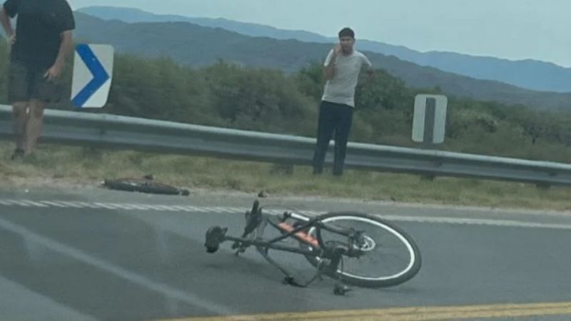 Chocó con un ciclista y le partió en dos la bicicleta