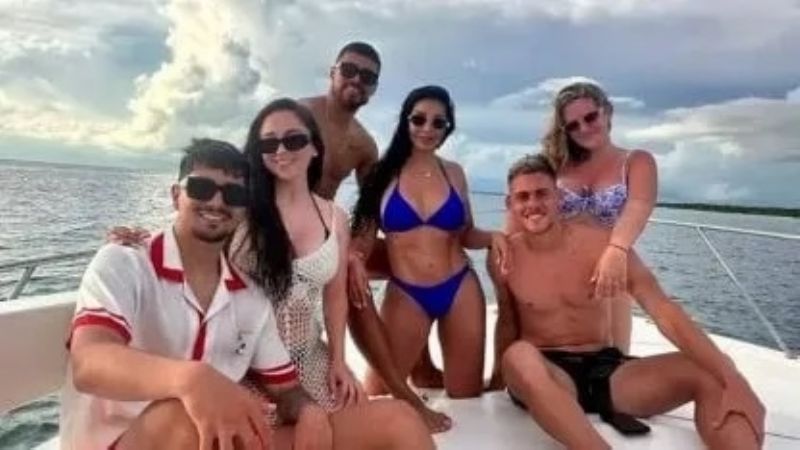 Jugando pádel, en las playas o disfrazados