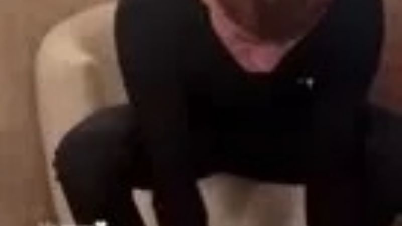 Jugando pádel, en las playas o disfrazados