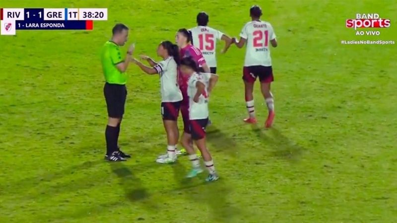 Siguen detenidas en Brasil tres jugadoras de River