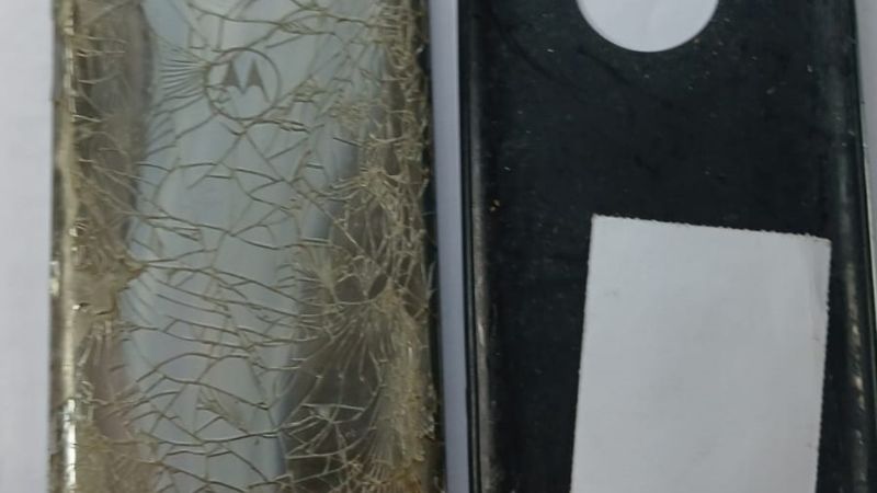 Le robó el celular a su ex novia