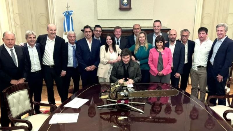 Javier Milei convocó esta noche a una reunión con el Gabinete