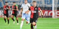El “Cata” Nicolás Romero, de Atlético Tucumán, persigue a Matko Miljevic de Newell's.