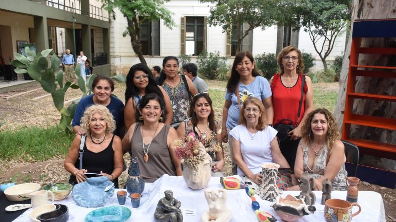 Colorida muestra artesanal y artística de la secretaría de Extensión