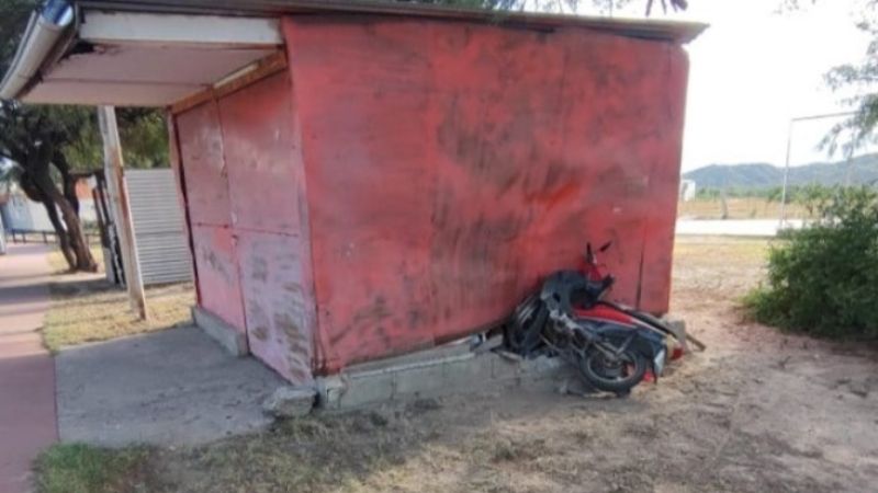Menor en moto se estrelló contra un puesto de comidas