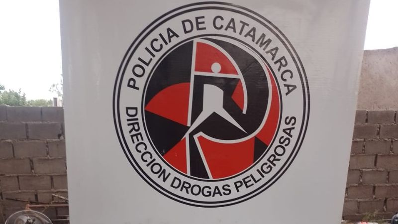 En Tinogasta Policías detienen a tres personas, secuestran droga y dinero en efectivo