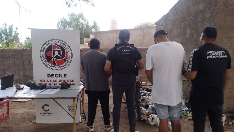 En Tinogasta Policías detienen a tres personas, secuestran droga y dinero en efectivo
