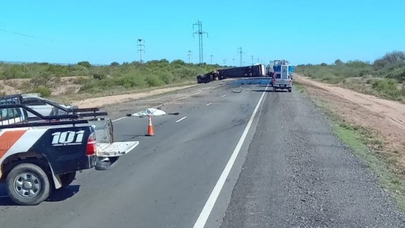 Chocaron un auto y un camión y murió uno de los conductores