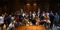 EL GOBERNADOR DE SANTIAGO DEL ESTERO recibió al plantel y a los dirigentes del equipo para festejar su ascenso al Torneo Federal A.

