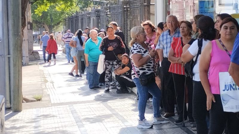 Afiliados del PAMI abarrotados haciendo trámites