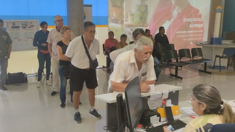 Afiliados del PAMI abarrotados haciendo trámites