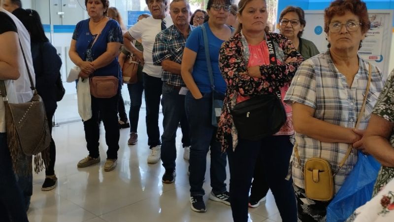 Afiliados del PAMI abarrotados haciendo trámites