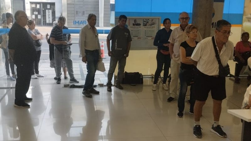 Afiliados del PAMI abarrotados haciendo trámites
